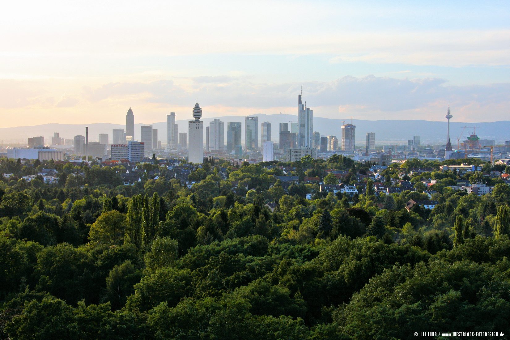Blick aus dem Stadtwald vom Goetheturm über die Frankfurter City hinüber zum Taunus